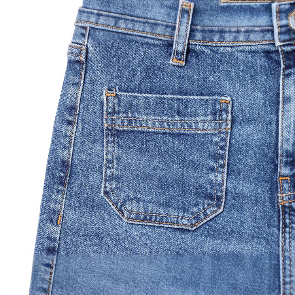 Micro-Flare-Jeanshose mit Taschendekor für Damen