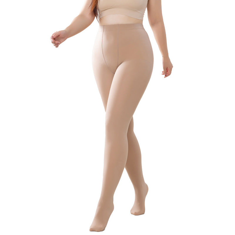 Große, wasserglänzende, einlagige, einteilige Socken mit nackten Beinen, weibliche Nacktheitsempfindung, fleischfarbene Strumpfhose mit flacher Taille