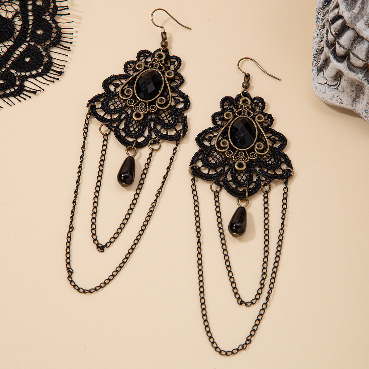 Modische Spitzen-Ohrringe mit besonders dichter Kette und Quasten in High-End-Optik, schwarze tropfenförmige Kristallohrstecker