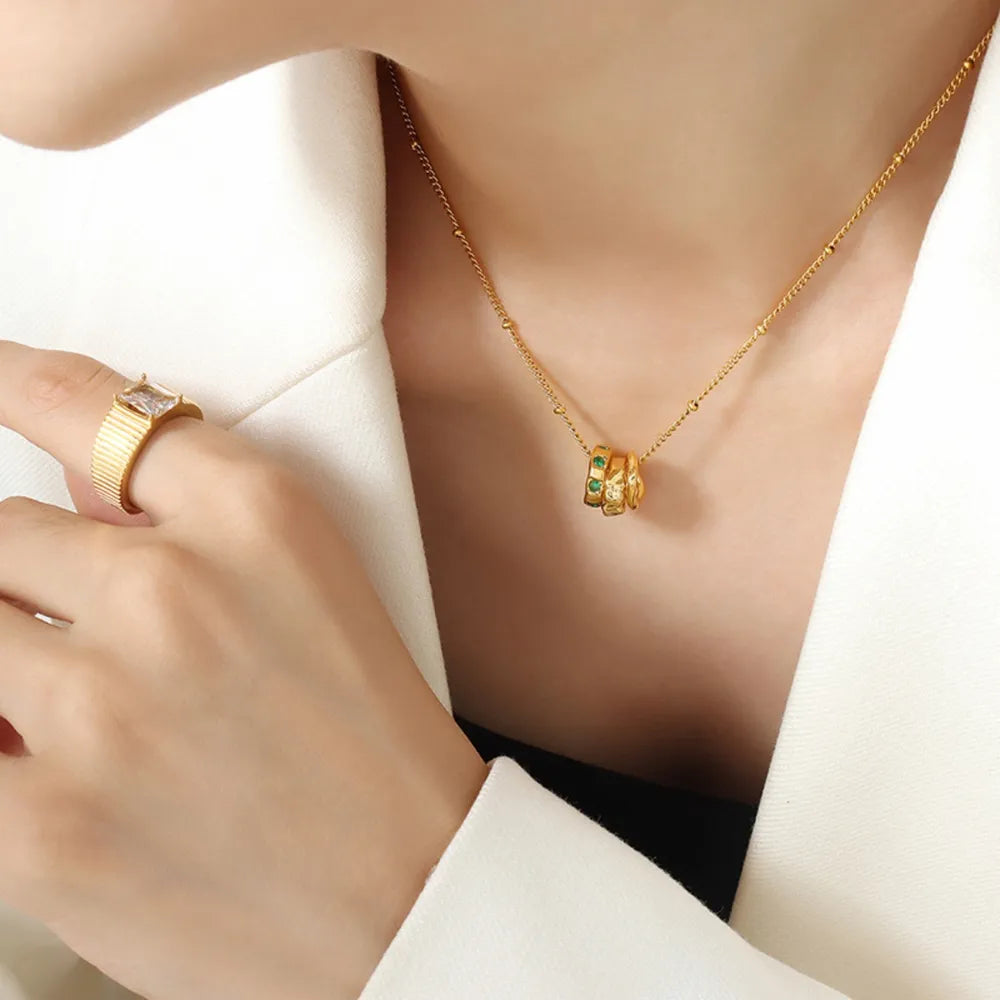 Modischer OL-Anhänger aus Titanstahl mit eingelegten Zirkonia-Accessoires, vielseitige Halskette mit drei Ringschnallen für Frauen
